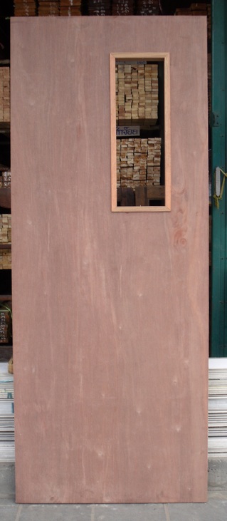 ประตูไม้อัดยาง ไส้ไม้ภายใน G005 ขนาด80x200ซม. เจาะกระจก 15x60ซม. ข้างด้านบน