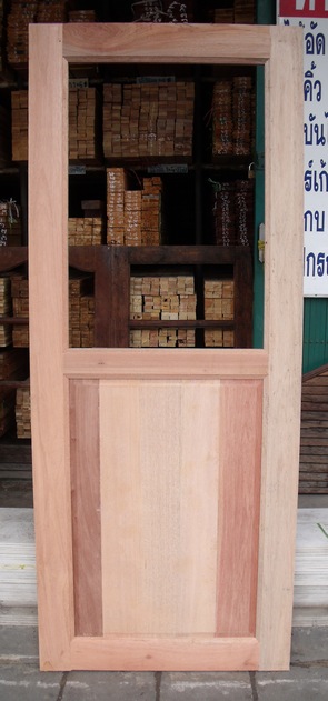 ประตูไม้ เต็งแดง D2005 ขนาด 80x200ซม. (ราคาไม่รวมกระจก)ขอบบานใช้ไม้ 11/2x5นิ้ว