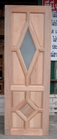 ประตู ไม้เต็งแดง D2011 ขนาด80x200ซม. ด้วยความลงตัวของกระจกรูปข้าวหลามตัดที่ให้ความโอ่อ่า