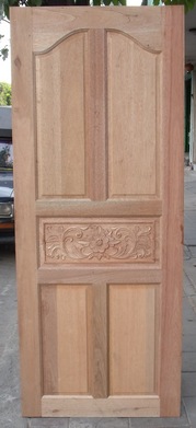 ประตู ไม้เต็งแดง D1016 ขนาด 80x200ซม. ด้วยความลงตัวของลายปีกนกและลายแกะที่นำมาใส่